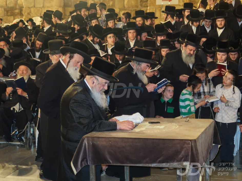 האדמו&quot;ר מלעלוב ביים כותל המערבי מוצאי תשעה באב