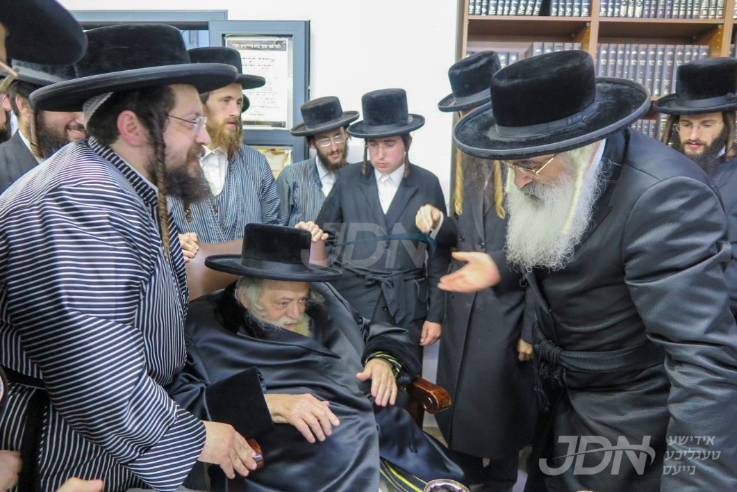 האדמו&quot;ר מתולדות אברהם יצחק באזוכט ביי האדמו&quot;ר מדושינסקיא אין הר יונה