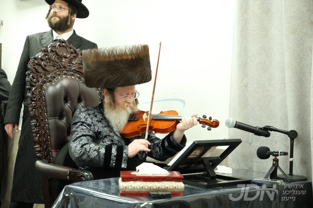 חנוכה אין חצר הקודש טרעבישאן