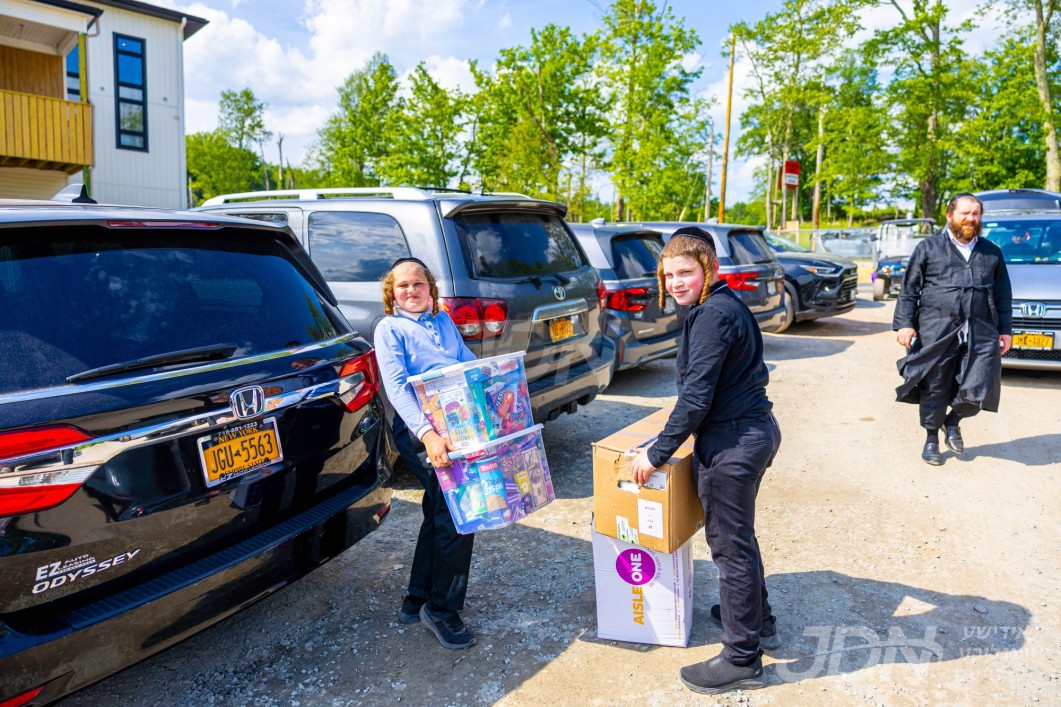 תלמידים פון מחנה בני בעלזא קומען אן דעם ערשטן טאג אין קעמפ