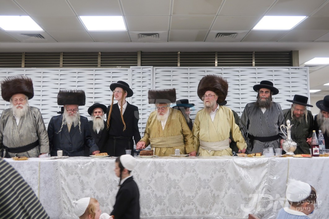 שמחת התנאים פון החתן בן הרה&quot;צ ר&#039; ישראל יוסף קאהן בנו הגדול פון האדמו&quot;ר מתולדות אהרן וראש הכוללים באר יוסף מיט הכלה אייניקל פון האדמו&quot;ר ממשכנות הרועים און הגה&quot;צ ראש ישיבת תולדות אהרן