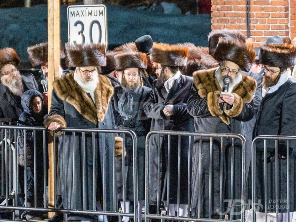 האדמו&quot;ר מוויזניץ לאנדאן פארט ארויס פון ניו יארק קיין מאנטריאל לרגל א שמחה במעונו