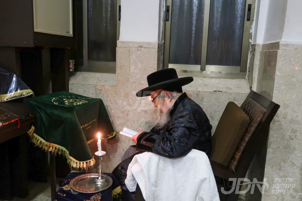 תשעה באב אין חצר הקודש קרעטשניף סיגעט