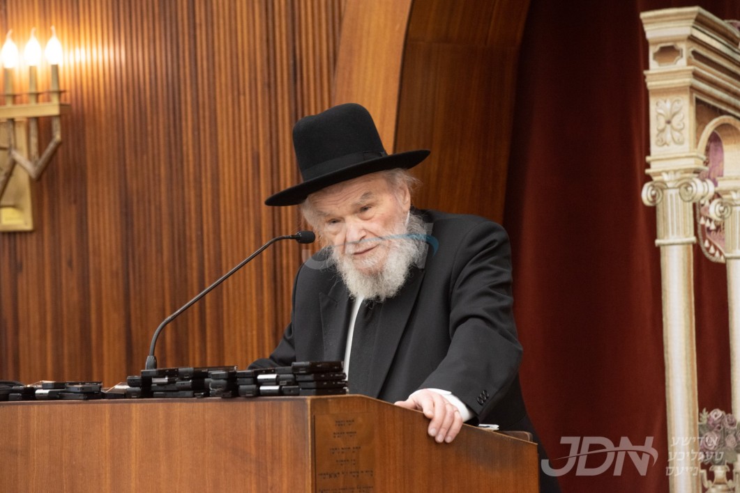 הנה מלכך בא: הגאון הגדול רבי משה הלל הירש ר&quot;י סלאבאדקע ערווארטעט אויף א לענגערע באזוך אין ניו יארק