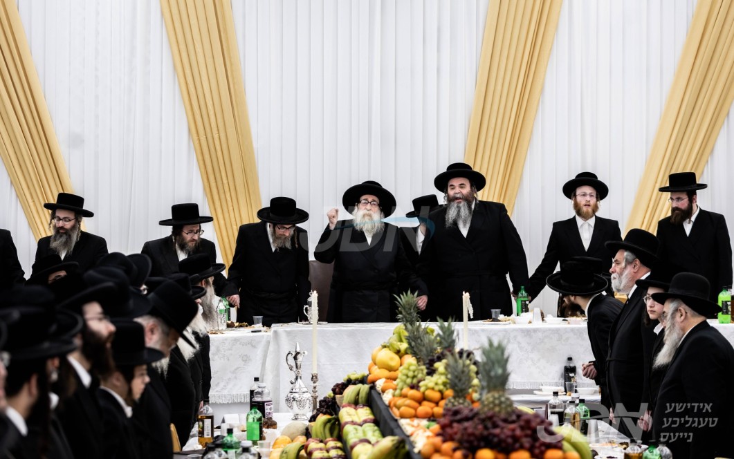 האדמו"ר מתולדות צבי ספינקא ביים חמשה עשר בשבט טיש