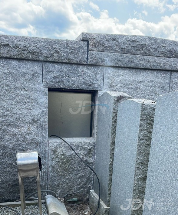 נייע טיר ווערט אויפגעמאכט אין אהל חב&quot;ד לקראת די איין און דרייסיגסטע יארצייט