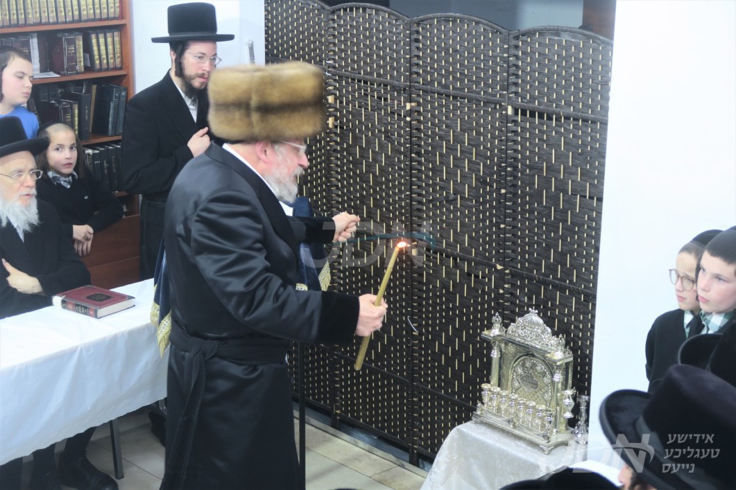 האדמו"ר מאנטוניא ביי הדלקת נרות חנוכה ליל א' דחנוכה - אנגעטון צום ערשטן מאל מיט א קאלפיק