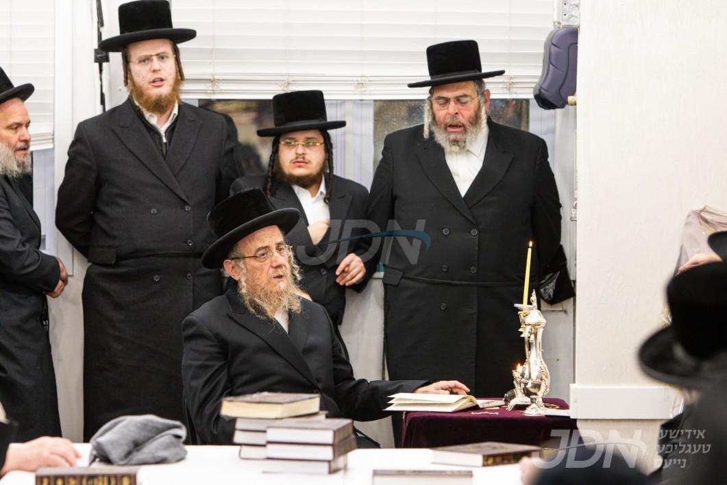 האדמו"ר מקאסוב זאליטשיק ביי הדלקת נרות חנוכה