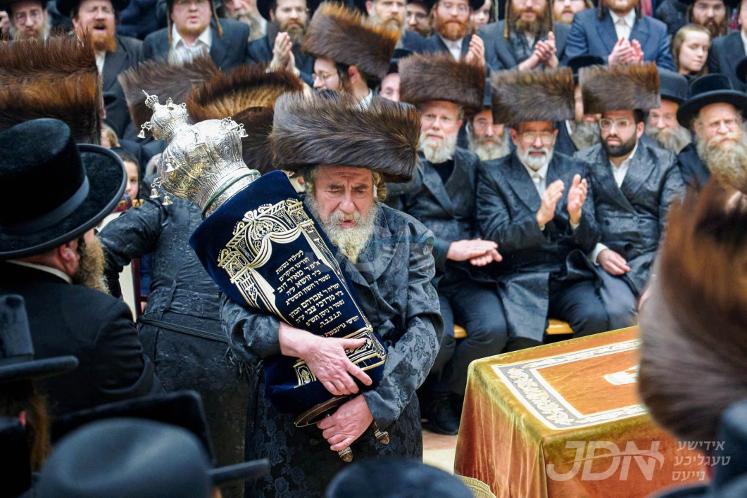 הכנסת ספר תורה צו ביהמ"ד ראחמיסטריווקא אין לאנדאן