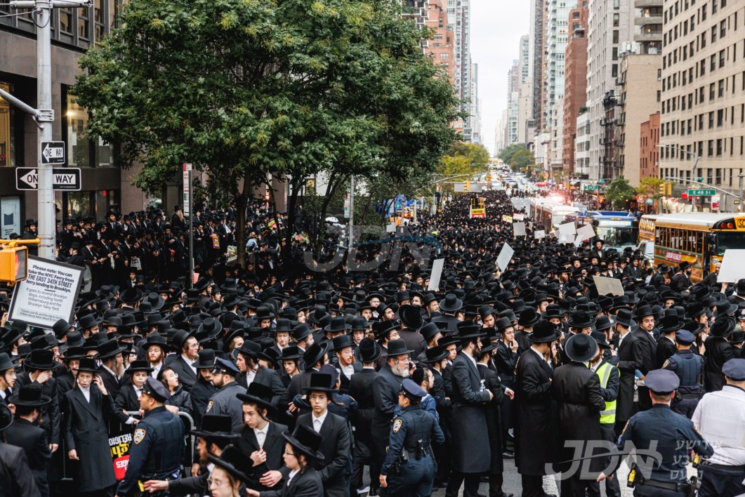 היסטארישער כנסיה לשם שמים &quot;עצרת מחאה אדירה&quot; הילכט אפ מעכטיגער קידוש השם ברחובות ניו יארק