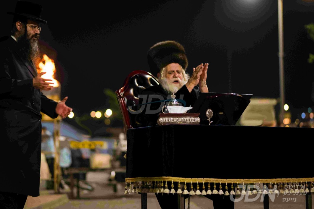 האדמו&quot;ר מקוסוב וויזניץ ביים הדלקה ל&quot;ג בעומר