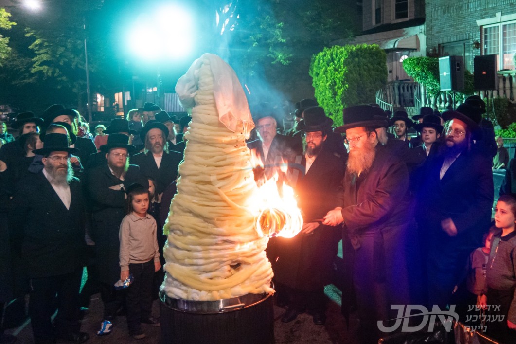 האדמו&quot;ר מסאמבור ביים הדלקה ל&quot;ג בעומר