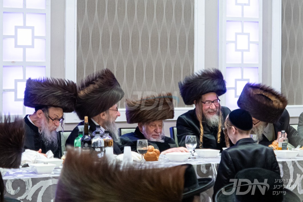 שמחת החתונה פון החתן אייניקל פון דומ"ץ קרית יואל און אבד"ק אשוי מיט הכלה אור אייניקל פון האדמו"ר ממעליץ