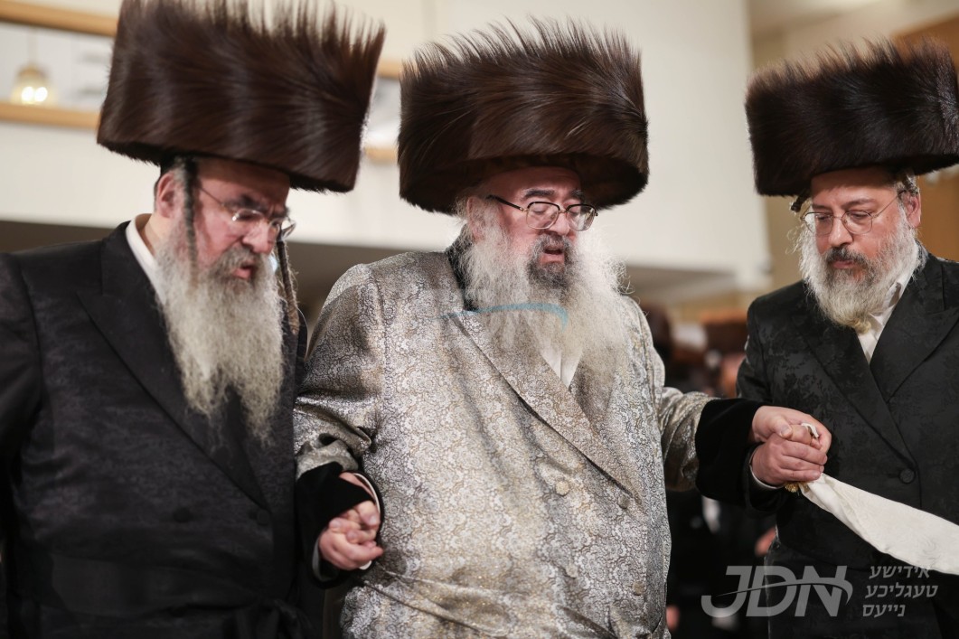 בראש המסובים: האדמו&quot;ר מסקאליע אנגעקומען אויף א געהויבענעם באזוך בעיר הבירה לאנדאן לרגל א משפחה שמחה