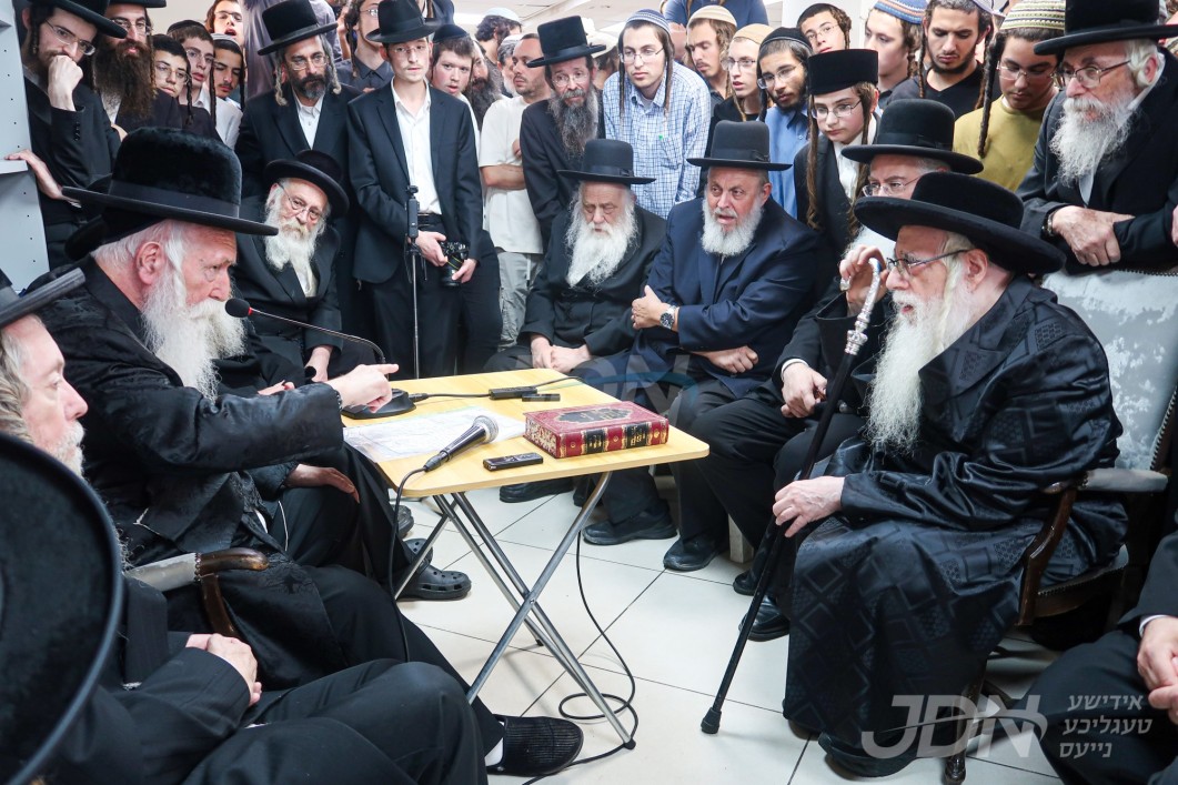 ניחום אבלים ביי הגאון רבי יצחק דוד גראסמאן רב מגדל העמק צום פטירה פון אחיו ע&quot;ה