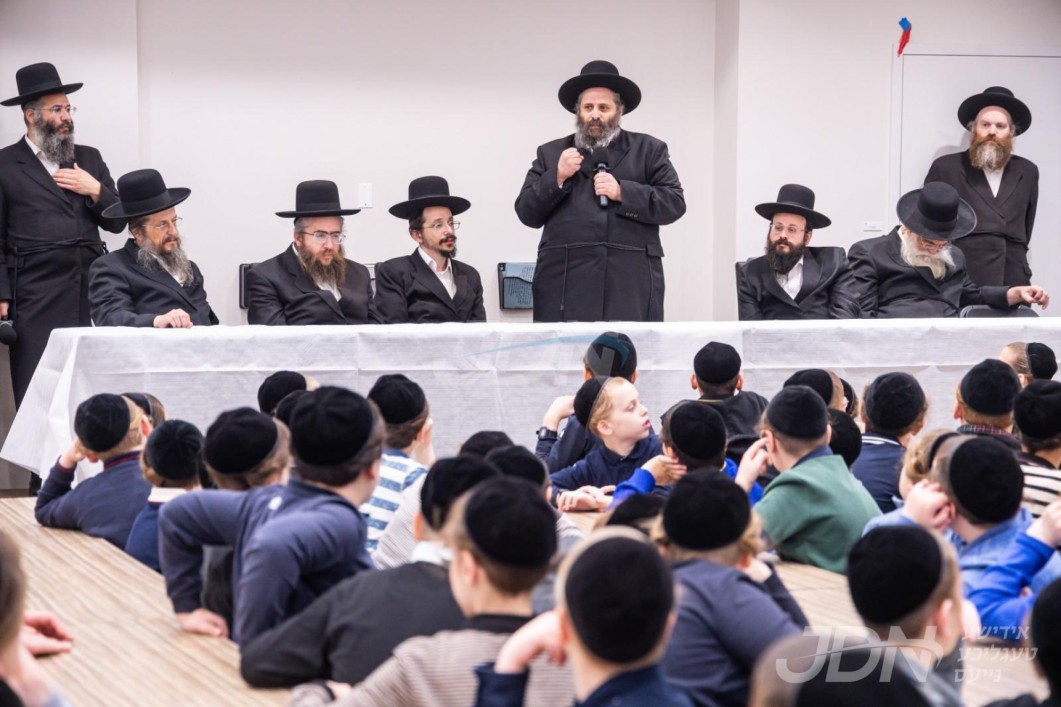 אומבאשרייבליכע חיזוק און התרגשות פאר די צענדליגער קינדער פון &#039;הבן יקיר&#039; ד&#039;חסידי גור בארה&quot;ב, נאך לענגערע באזוך פון הרה&quot;צ ר&#039; שלמה צבי אלתר בן האדמו&quot;ר מגור