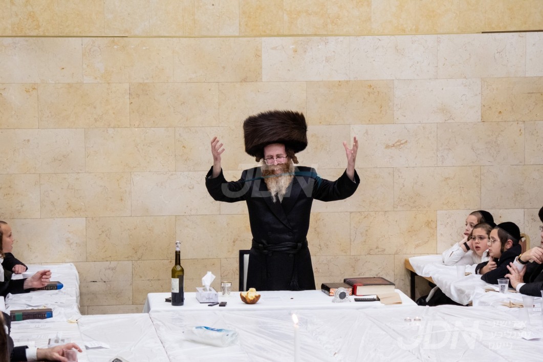 הגה&quot;צ אבד&quot;ק אמונת ישראל ביים טיש מוצאי יום כיפור