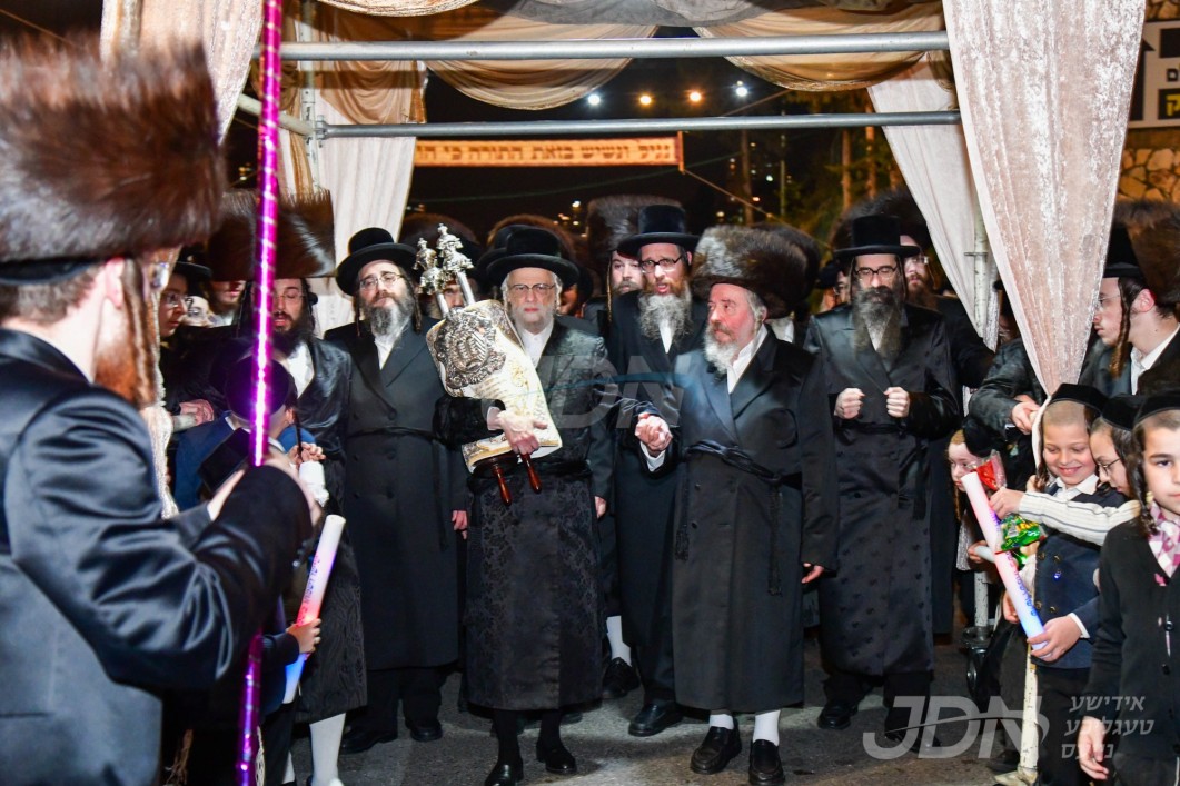 הכנסת ספר תורה צו ביהמ"ד הגדול סערט וויזניץ, נדבת המשב"ק הרב נפתלי קליין