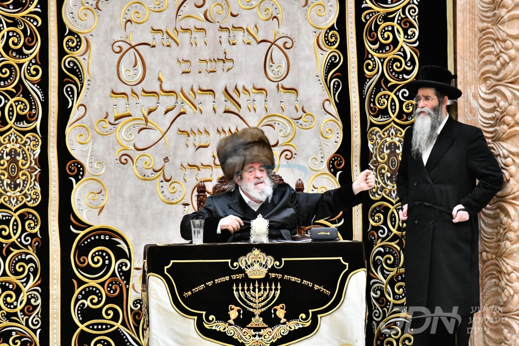 ווידעא: האדמו"ר מוויזניץ ביי הדלקת נרות חנוכה - ליל א' חנוכה