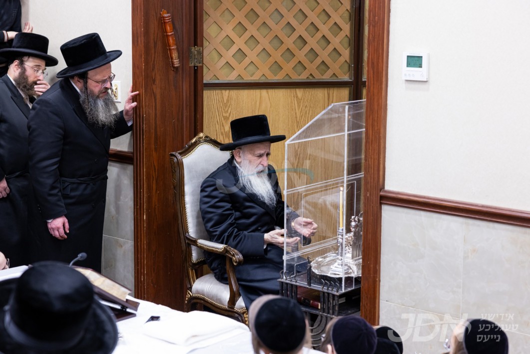 האדמו"ר מבית חיים יהושע ביי הדלקת נרות חנוכה און מסיבה מיט ילדי תלמוד תורה דרכי חיים