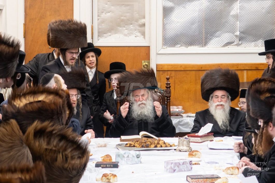 מוצאי שבועות אין חצר הקודש טשערנאביל