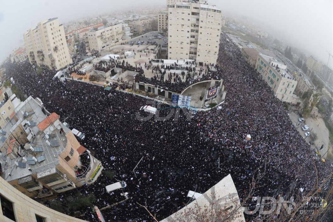 על פי קריאת גדולי ראשי הישיבות: גרויסע עצרת קעגן די גזירת הגיוס וועט פארקומען קומענדיגן זונטאג ברחובה של עיר