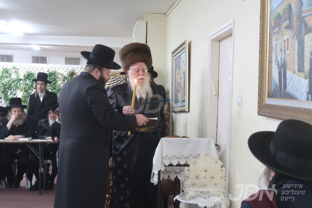 האדמו"ר משאץ וויזניץ ביי הדלקת נרות חנוכה