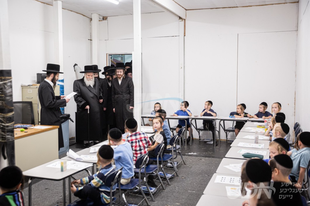 האדמו&quot;ר מבאבוב באזוכט אין תלמוד תורה באבוב אין לינדען