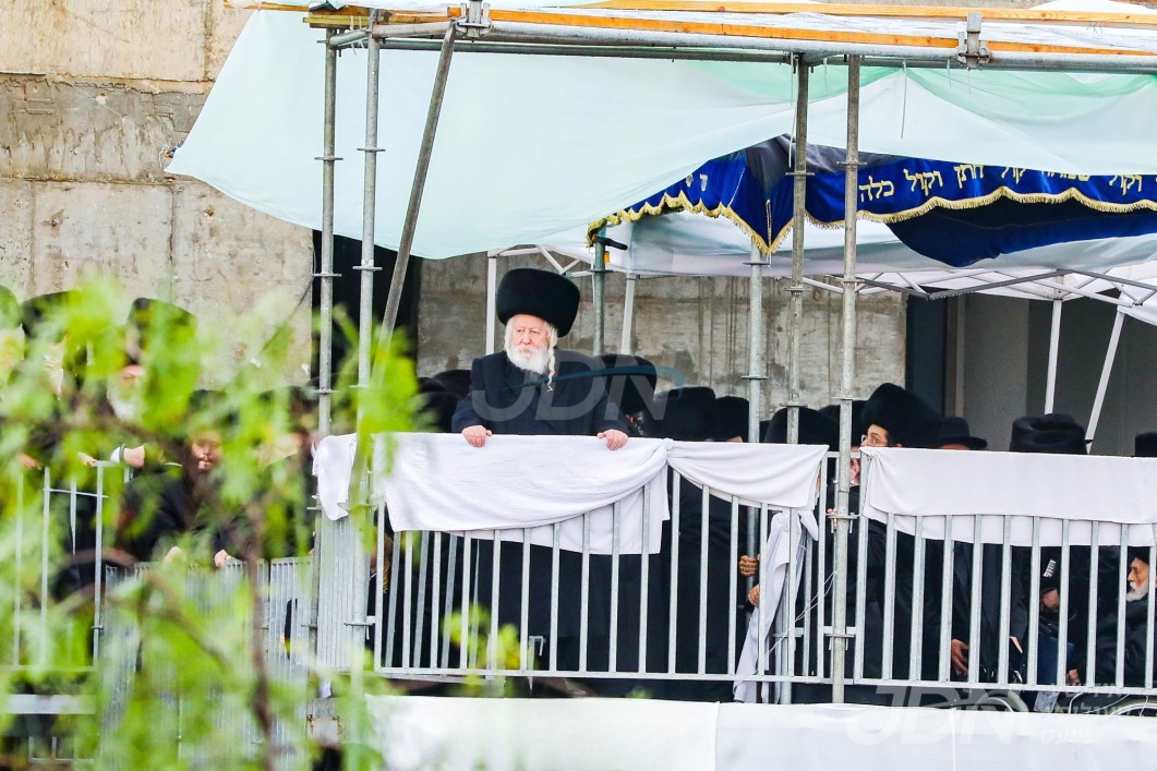 שמחת החתונה בחצר הקודש גור אפגעשטופט מיט עטליכע חדשים צוליב דעם רבינ&#039;ס מצב הבריאות