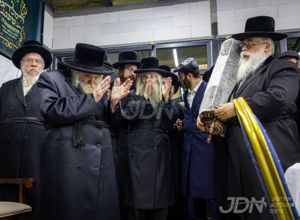 שטאט לודמיר לעבט אויף צום יארצייט פון הרה&quot;ק רבי שלמה קארלינער זי&quot;ע, היסטארישער הכנסת ספר תורה בראשות אדמורי&quot;ם ורבנים