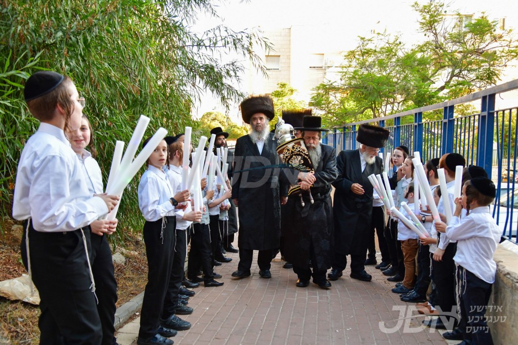 הכנסת ספר תורה צו ביהמ&quot;ד שבט הלוי אין אלעד