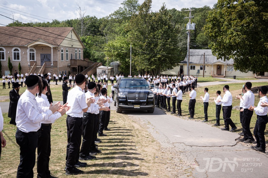 האדמו&quot;ר מבאבוב באזוכט אין מחנה שלוה ד&#039;באבוב