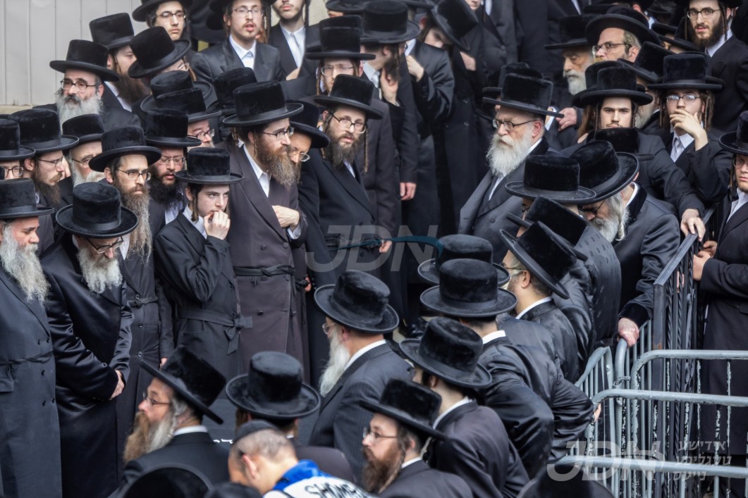 טויזענטער אידן ביי די לוויות פון הרבנית הצדיקת מוויזניץ קייאמישע ע&quot;ה, אין קרית וויזניץ קייאמישע, שיכון סקווירא, בארא פארק, און מאנסי