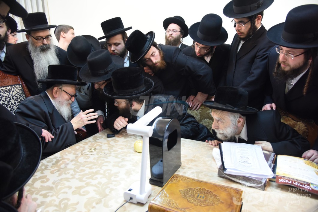 האדמו"ר מסקווירא אפגעשיקט עטליכע טויזענט דאללער צו די משפחה פון הרה"ח ר' נפתלי כהן ז"ל, נאכן אויפדעקן א היסטארישע געשיכטע פון צענדליגע יארן צוריק