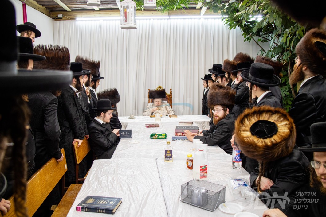 סוכות אין חצר הקודש לעלוב