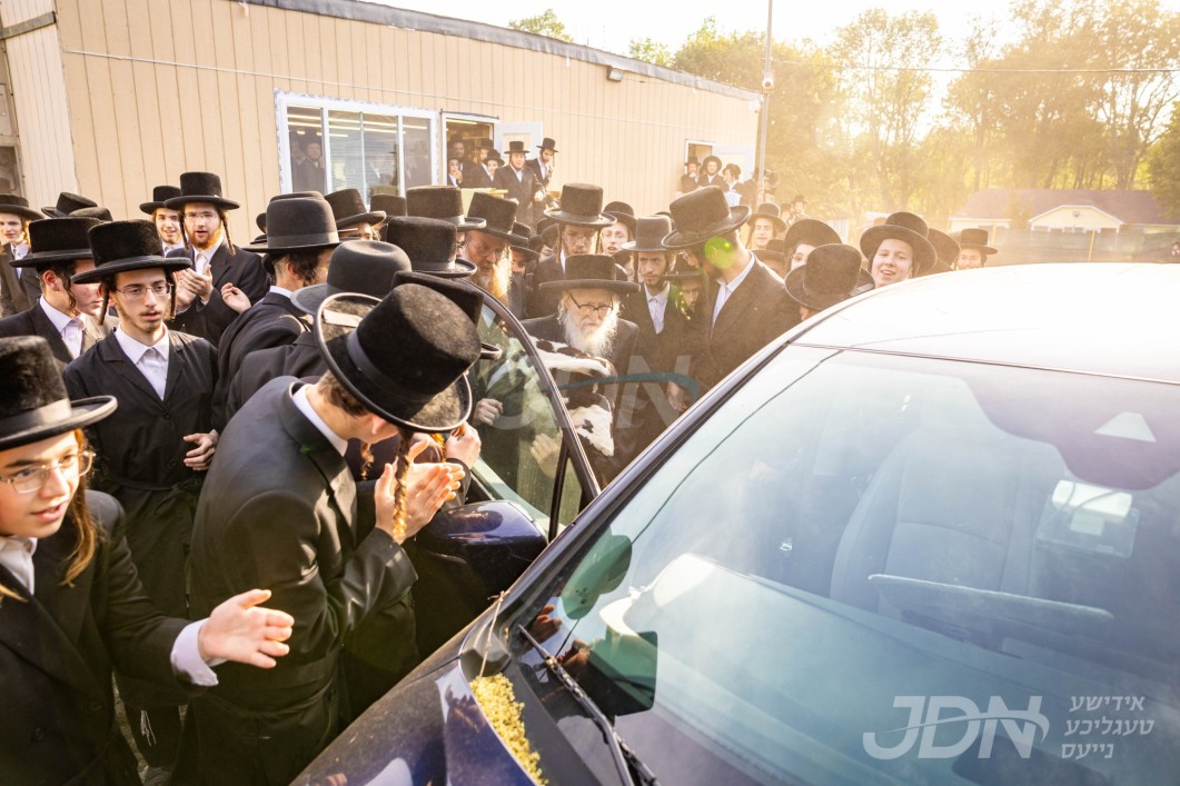 מעמד צאתכם לשלום לכבודו פון האדמו&quot;ר מסערדאהעלי איידערן פארלאזן מחנה ישיבת סערדאהעלי אין מאנטיסעלאו, נאכן וויילן דורכאויס די זומער וואכן