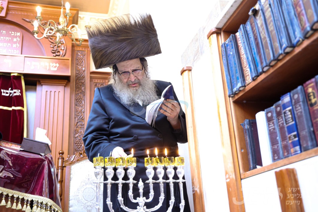 האדמו"ר מספינקא ביי הדלקת נרות חנוכה אין ירושלים