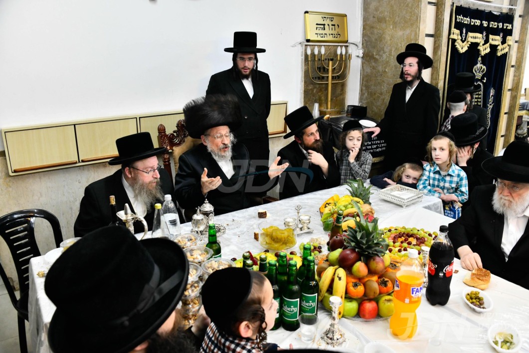 האדמו"ר מאנטניא ביים חמשה עשר בשבט טיש