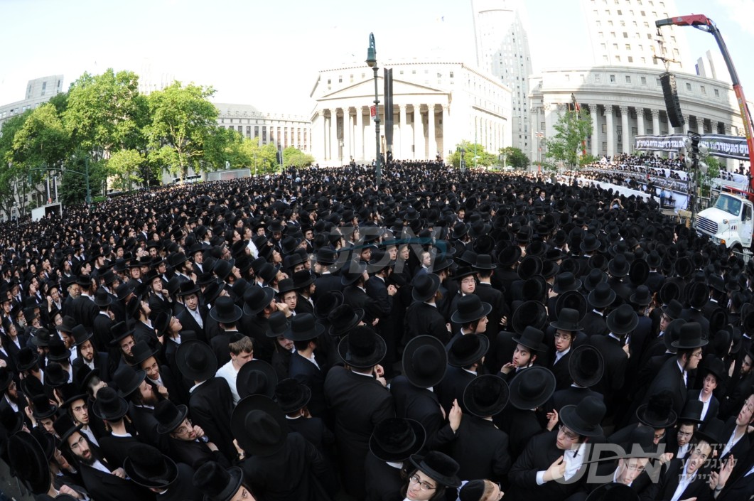 שטורמישע עצרת מחאה אין ליכט פון די גזירת הגיוס וועט פארקומען דעם זונטאג פארנט פון די ציוניסטישע קאנסולאט אין מאנהעטן, ע&quot;פ קריאת הקודש פון האדמורי&quot;ם מסאטמאר