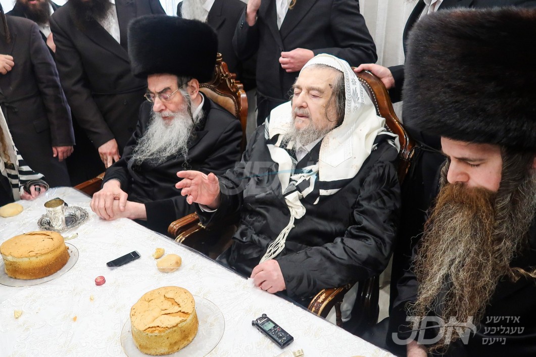 שמחת הברית פון אן אייניקל פון האדמו&quot;ר מאמשינאוו ארה&quot;ב און אור אייניקל פון האדמו&quot;ר מאלכסנדר, פארגעקומען בביתו נאוה קודש פון הגה&quot;צ רבי יעקב מאיר שעכטער