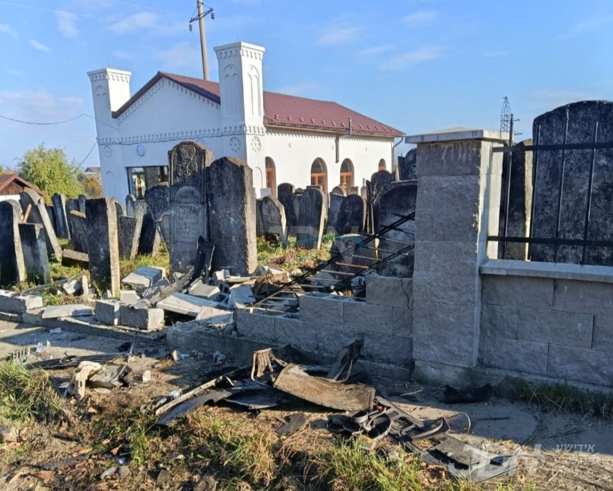 שרעקליכע וואנדאליזם ביים בית החיים אין שטאט וויזניץ אין אוקראינע