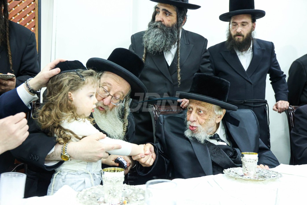 חאלאקע פון אן אייניקל פון האדמו"ר מביאלא און אור אייניקל פון האדמו"ר מקאפיטשניץ