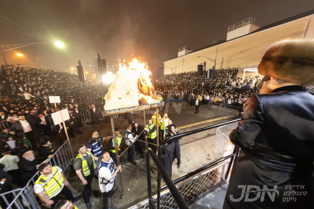 גרויסארטיגע מעמד הדלקה רבתי בראשות האדמו&quot;ר מסקולען פון לעיקוואד