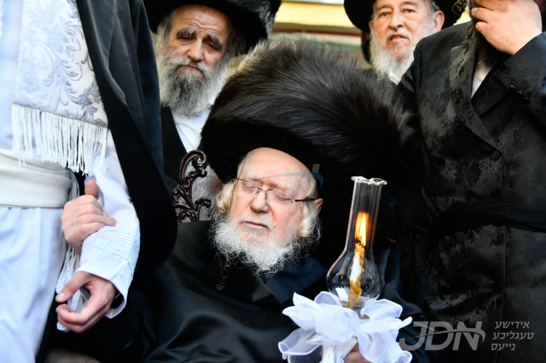 האדמו&quot;ר מקרעטשניף אונטערגעפירט א כלה א יתומה אונטער די חופה