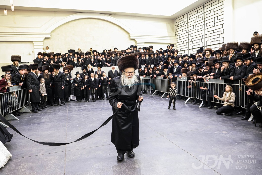 שמחת החתונה פון אן אייניקל פון האדמו"ר מאמשינוב