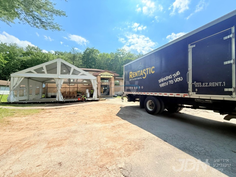 די בארימטע רענטעסטיק פארטי רענטאל פירמע ביים אויפשטעלן א פלאר און טענט ביים באקאנטן ביהמ״ד אין וואודרידזש, צו פארגרינגערן די געדרענג פאר די מתפללי בית המדרש מיט&#039;ן איבערפלוס פון די מנינים