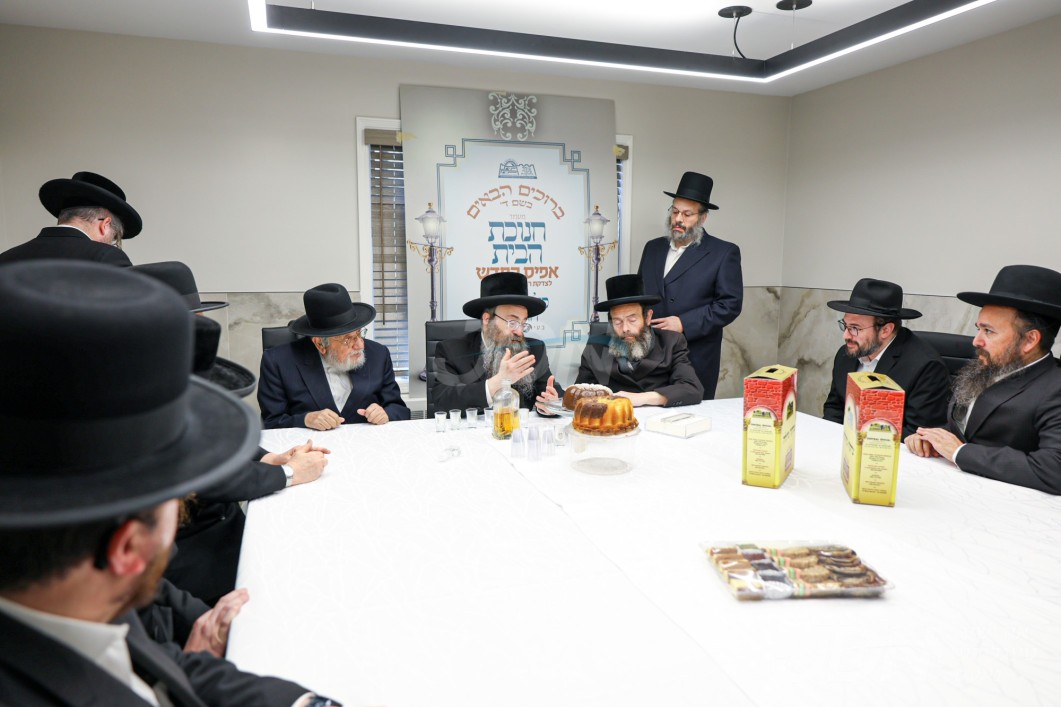 רבני עיר מאנסי און סקווירא ביי מעמדי קביעת מזוזות אין די נייע אפיס פון כולל שומרי החומות אינעם צענטער פון די שטאט מאנסי