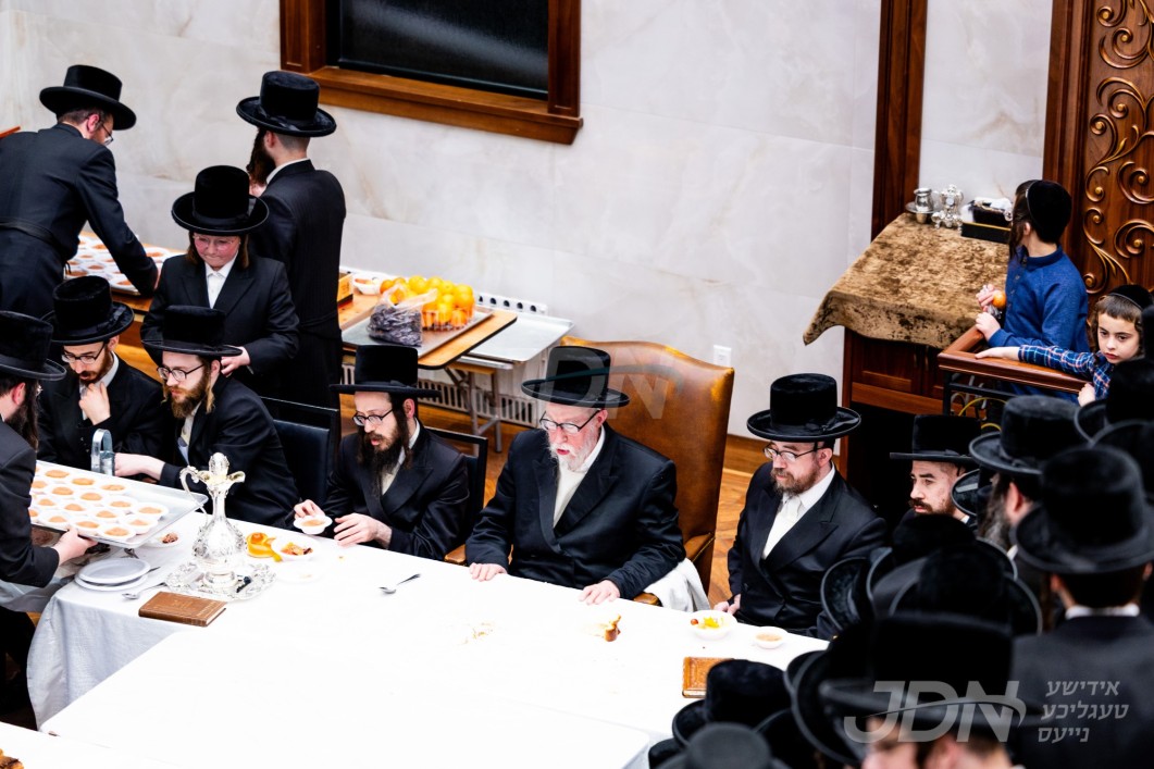 האדמו"ר מראחמיסטריווקא מאנסי ביים חמשה עשר בשבט טיש