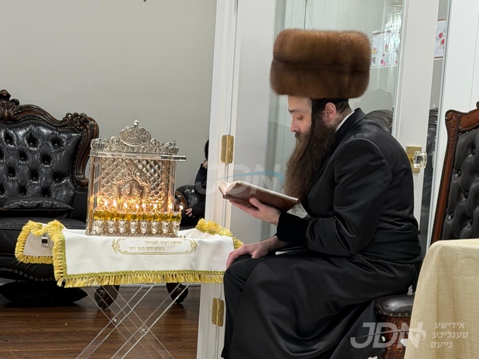 האדמו"ר מקאסוב ביי הדלקת נרות חנוכה