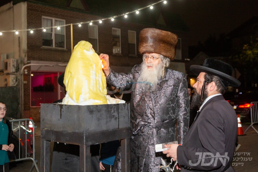 האדמו&quot;ר מדזשירקא ביים הדלקה ל&quot;ג בעומר